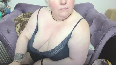 Snapshot of fashiona chatting on December 4, 2025, 10:35 am fashiona online show from December 4, 2025, 10:35 am