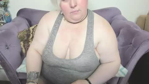 Snapshot of fashiona chatting on December 15, 2025, 9:52 pm fashiona online show from December 15, 2025, 9:52 pm