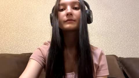 Aurora 18yo online show from November 30, 2025, 8:51 am