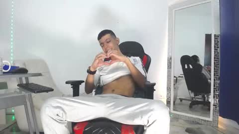 Favel Gomez online show from December 25, 2024, 1:19 pm