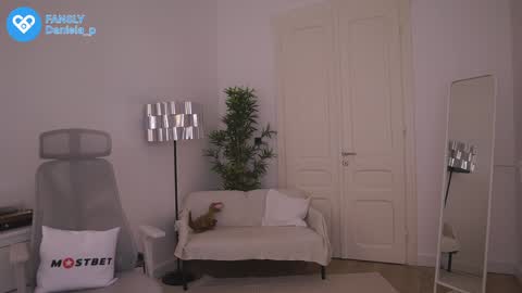 Snapshot of feel_our_vibe chatting on December 13, 2024, 5:43 pm Daniela online show from December 13, 2024, 5:43 pm