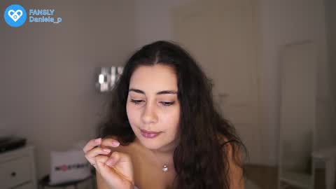 Snapshot of feel_our_vibe chatting on December 29, 2024, 3:46 pm Daniela online show from December 29, 2024, 3:46 pm