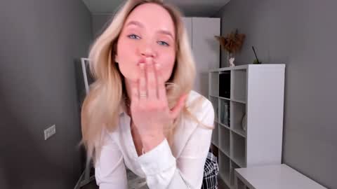 Snapshot of feel_our_vibe chatting on February 1, 2025, 1:09 pm Daniela online show from February 1, 2025, 1:09 pm