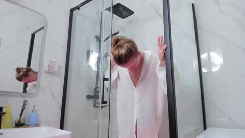 Snapshot of feel_our_vibe chatting on October 28, 2025, 6:50 am Daniela online show from October 28, 2025, 6:50 am