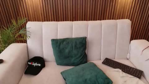 Snapshot of feelina_firesoul chatting on November 22, 2025, 6:07 pm Feelena online show from November 22, 2025, 6:07 pm