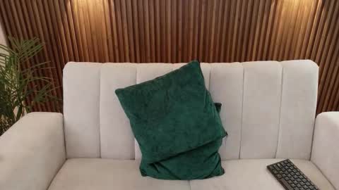 Feelena online show from December 17, 2025, 6:14 pm