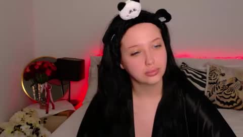 Felicia Herceg online show from November 2, 2025, 5:48 pm