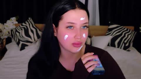 Felicia Herceg online show from November 23, 2025, 6:08 pm