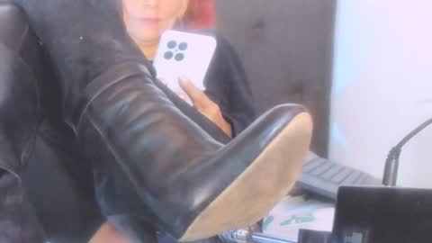 stefannia online show from December 6, 2024, 5:42 am