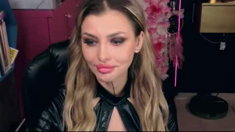 Sarah online show from November 1, 2025, 7:49 pm