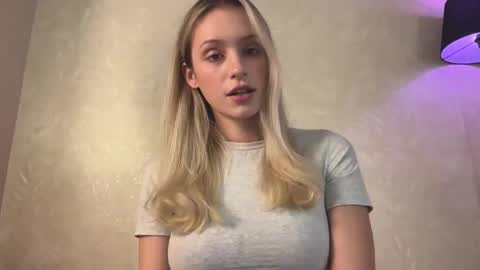 Snapshot of fflloowweerr chatting on October 1, 2025, 11:49 am Lisa online show from October 1, 2025, 11:49 am