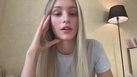 Snapshot of fflloowweerr chatting on October 4, 2025, 8:23 am Lisa online show from October 4, 2025, 8:23 am