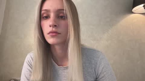 Snapshot of fflloowweerr chatting on October 19, 2025, 9:21 am Lisa online show from October 19, 2025, 9:21 am