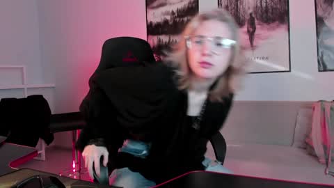 cap and Lana  online show from February 7, 2025, 8:01 am