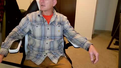 Snapshot of finding_ross chatting on November 13, 2025, 10:19 pm Ross online show from November 13, 2025, 10:19 pm