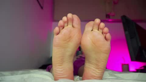 Snapshot of findomfeet_ chatting on April 28, 2026, 2:27 am Ashley online show from April 28, 2026, 2:27 am