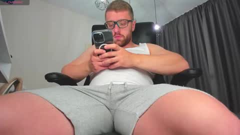 Snapshot of findomguyxxx chatting on November 7, 2025, 12:05 pm FindomGuyXXX online show from November 7, 2025, 12:05 pm
