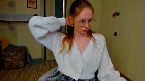 fire_luna online show from October 6, 2025, 4:43 am