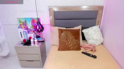   FLEUR   online show from October 17, 2025, 7:27 pm