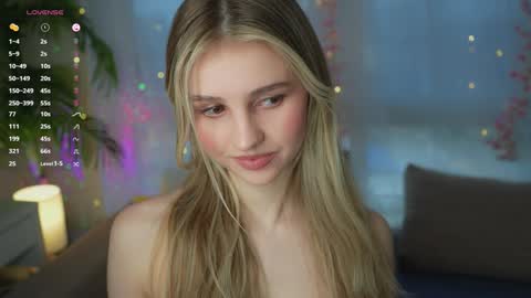 Snapshot of fluffy_angel chatting on January 27, 2025, 8:29 am Adeline online show from January 27, 2025, 8:29 am