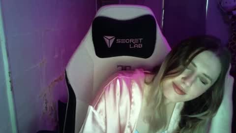 Snapshot of fluxsux chatting on November 5, 2025, 2:39 pm Flux online show from November 5, 2025, 2:39 pm