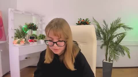 Snapshot of forest__song chatting on October 18, 2025, 6:16 am Sophia online show from October 18, 2025, 6:16 am