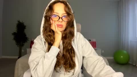 Snapshot of fox_beauty chatting on September 15, 2025, 12:32 am Kira online show from September 15, 2025, 12:32 am