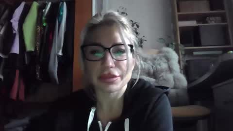 fox_red_lady7 online show from November 17, 2025, 10:21 am