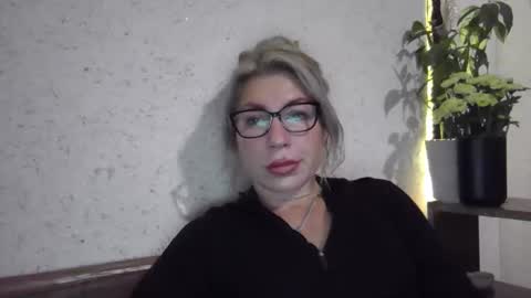 fox_red_lady7 online show from November 27, 2025, 9:28 pm