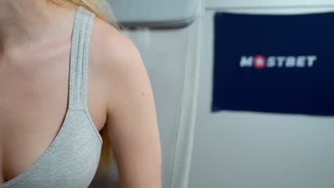 Snapshot of foxeslovefoxes chatting on January 8, 2025, 6:20 pm CUSTOM PHOTOS AND VIDEOS -  online show from January 8, 2025, 6:20 pm