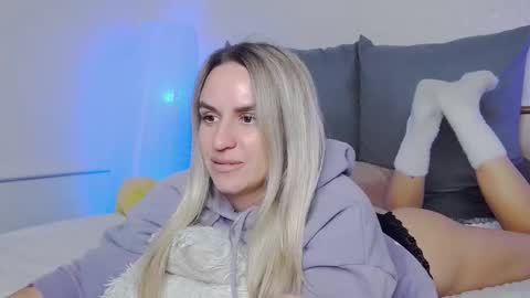 Foxy Kimmi online show from November 25, 2025, 6:35 am