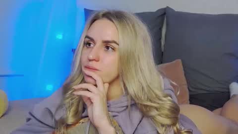 Foxy Kimmi online show from April 11, 2026, 7:45 am