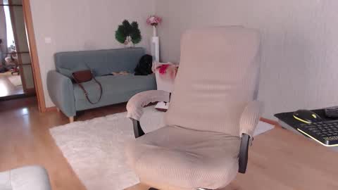 Milena online show from November 25, 2025, 9:53 am