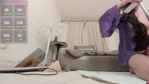 yiyi online show from November 12, 2025, 12:05 pm