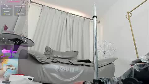 yiyi online show from December 14, 2025, 7:58 am