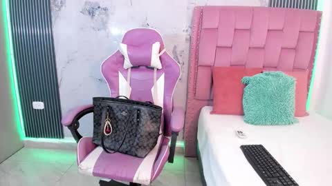 Laura online show from December 13, 2025, 7:53 pm