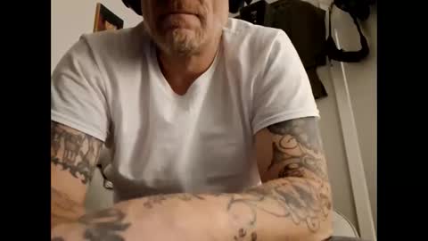 Snapshot of frankieblueeyes30 chatting on January 19, 2026, 9:57 am Blue eyed tatted Daddy online show from January 19, 2026, 9:57 am