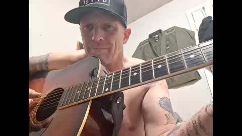 Snapshot of frankieblueeyes30 chatting on February 17, 2026, 2:30 am Blue eyed tatted Daddy online show from February 17, 2026, 2:30 am