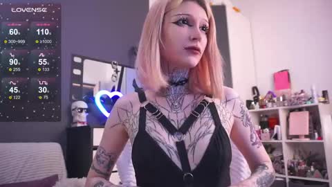 Snapshot of fraulein_mooon chatting on May 28, 2026, 9:12 pm Asya UwU online show from May 28, 2026, 9:12 pm