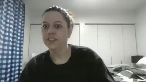 freckles232399 online show from April 4, 2026, 4:04 pm