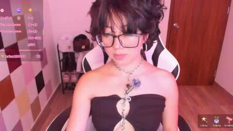 frida_lassi_ online show from April 10, 2026, 1:49 pm