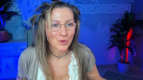 Frida Tander online show from February 3, 2025, 3:17 pm