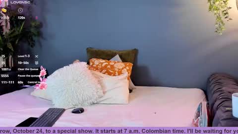 Snapshot of frodita_dream chatting on October 24, 2025, 12:01 pm FRODIT online show from October 24, 2025, 12:01 pm