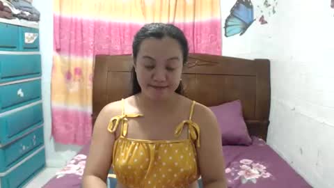 Snapshot of funluvnpinay4u chatting on January 18, 2026, 12:42 pm MAE online show from January 18, 2026, 12:42 pm