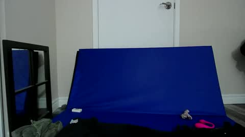 fuzzypeaches87 online show from May 25, 2026, 5:46 am