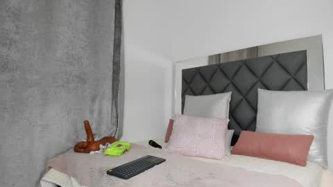   Instagram soygabi g   online show from February 5, 2025, 4:37 am