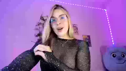 Snapshot of gaby_vandriel chatting on September 17, 2025, 12:01 am GABRIELA online show from September 17, 2025, 12:01 am