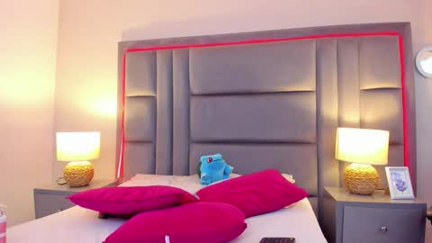 gabymoreau online show from November 6, 2025, 8:21 pm