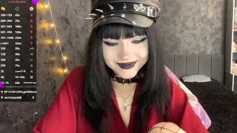 EmelyWoodes online show from June 15, 2026, 7:21 am