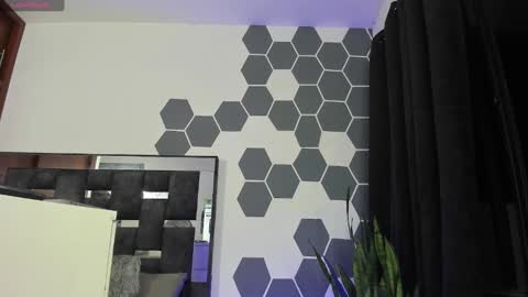 L A U R A online show from December 21, 2024, 8:28 am